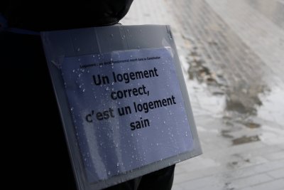 pancarte sur laquelle apparait le texte "Un Logement correct, c'est un logement sain"