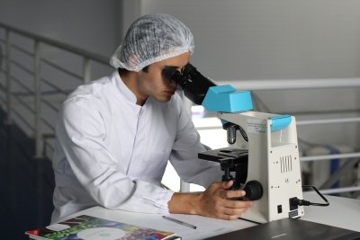 scientifique qui analyse un échantillon 